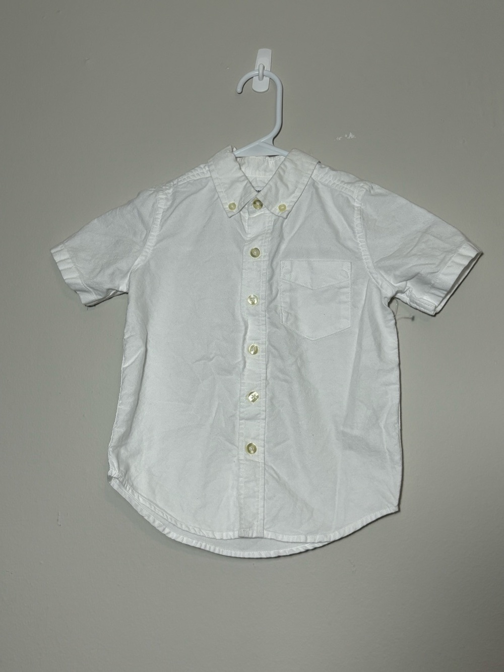 Amazon Essentials White Short-Sleeve Button-Down Shirt for Kids